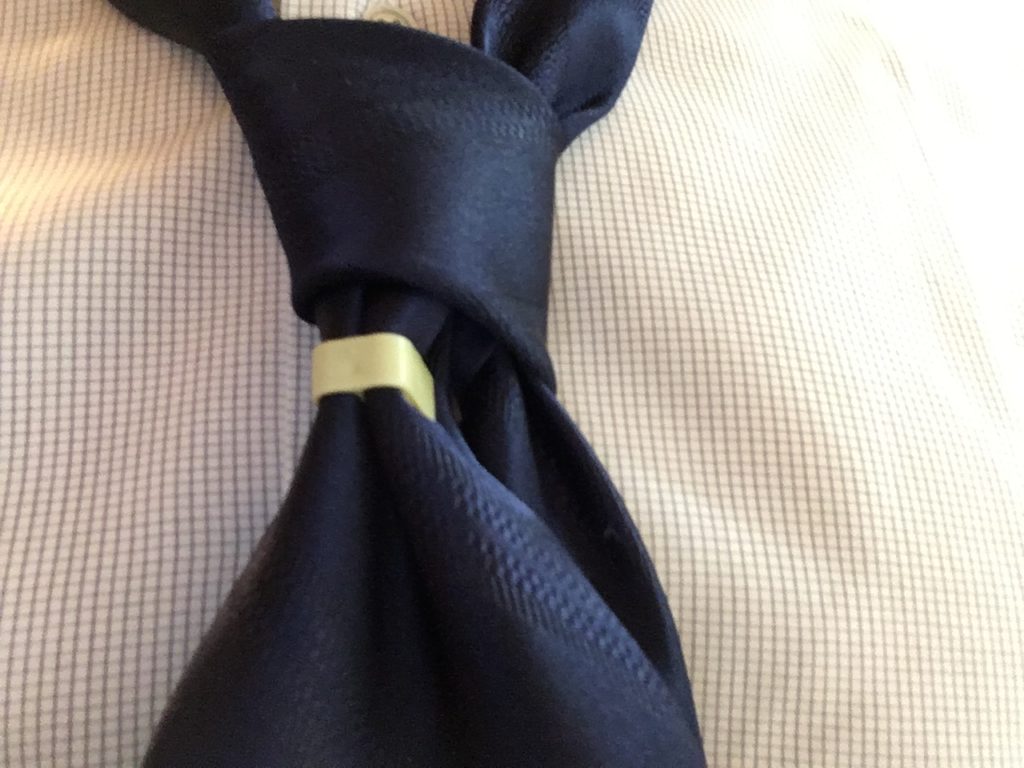 ネクタイのくぼみの作り方：ディンプルクリップを試してみた | よだれ酉年